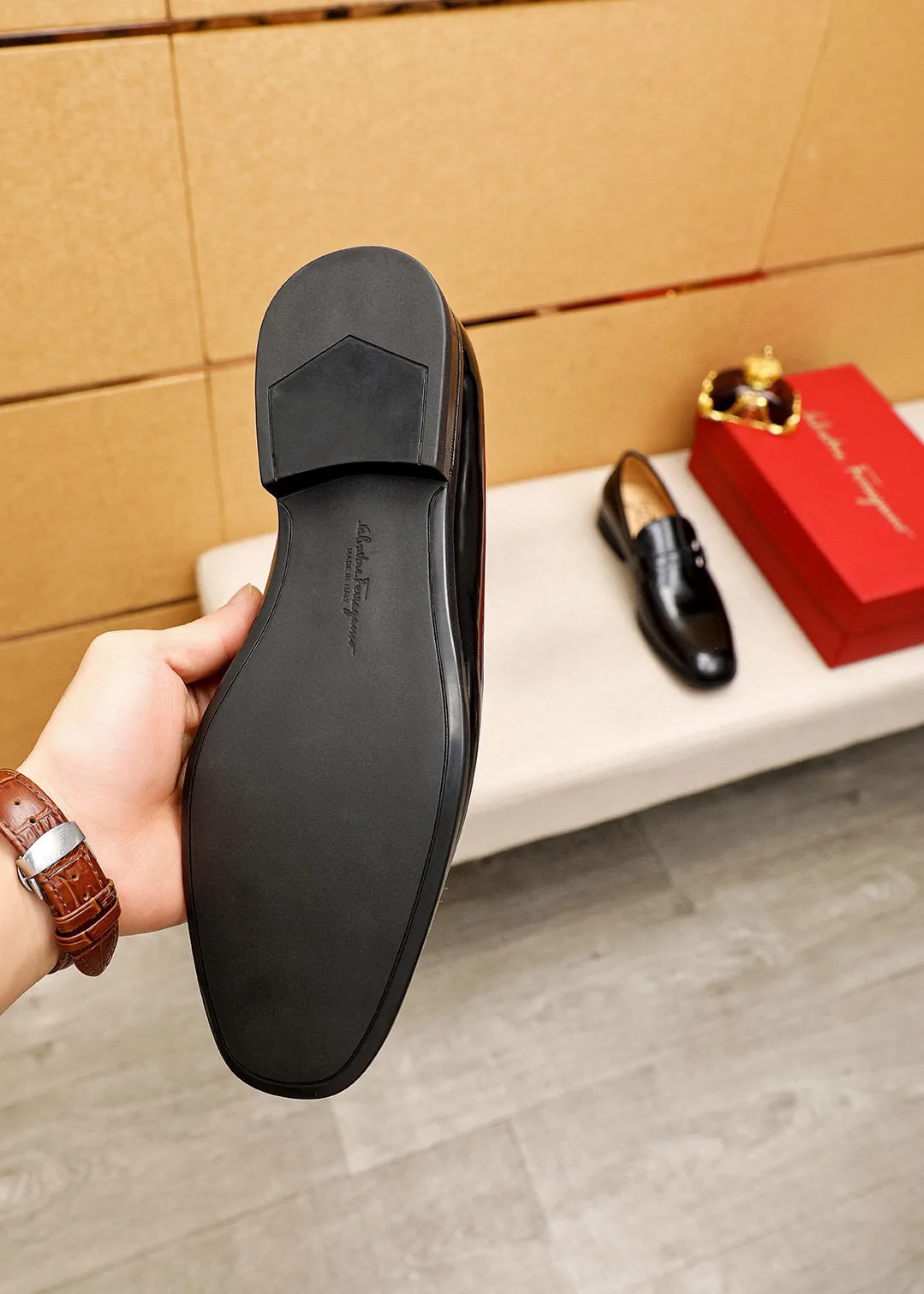 Men's shoes 💰480 💐 Product trademark: Ferragamo "Ferragamo" casual leather shoes Regular size: 38-44 (45🉑️customized) Product materials: Selected imported first-layer open-edge beaded cowhide upper + luxury hardware buckle, imported water-dyed cowhide leather lining. Strong three-dimensional visual effect, original rubber outsole Color: 3⃣️seed leather materials available
